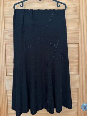 Jupe noire brodée avec perles / Black Beaded Embroidered Skirt – M
